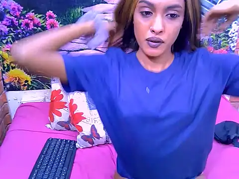 IndianPretty14u2Luv's Live XXX Chat