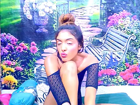 IndianPretty14u2Luv's Live XXX Chat