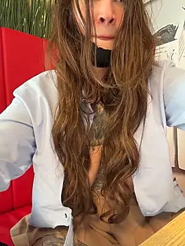 Show modela TattooGirlAlia na web-kameri
