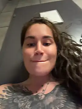 Show modela TattooGirlAlia na web-kameri