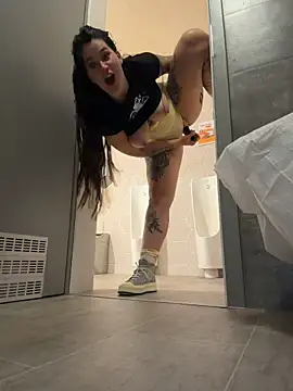 Show modela TattooGirlAlia na web-kameri