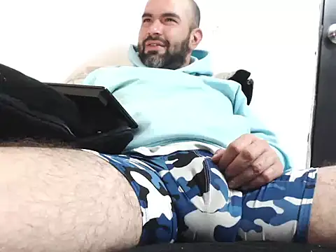 hairyandbigmann Show in webcam