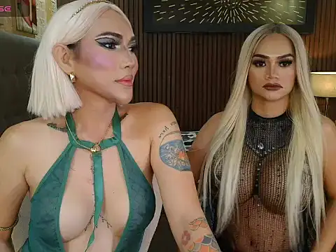 Show modela PrettyHorseCockTrans na web-kameri