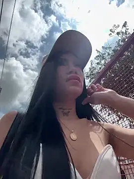 Bonny_Eva: διαδικτυακό σόου στην κάμερα