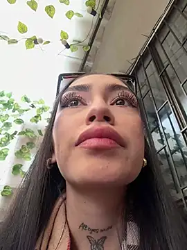 Bonny_Eva: διαδικτυακό σόου στην κάμερα