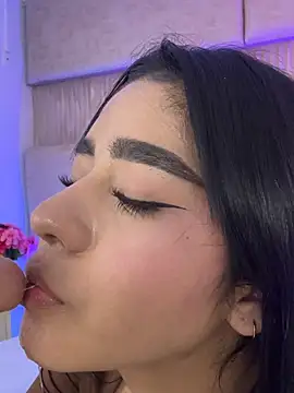 _kyraa_'s Webcam Show