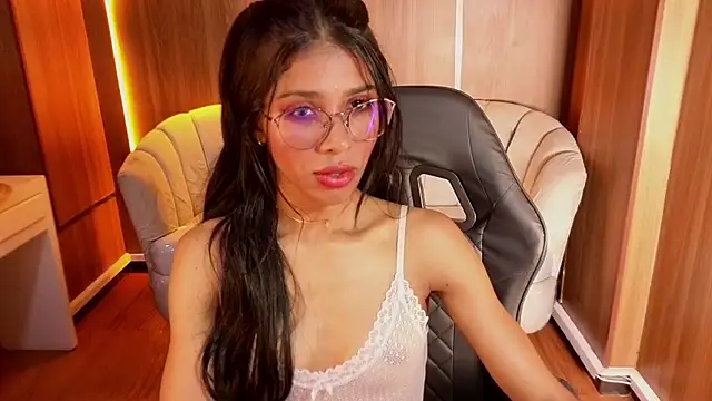 Alina_b_ Adlı Modelin Canlı XXX Sohbeti