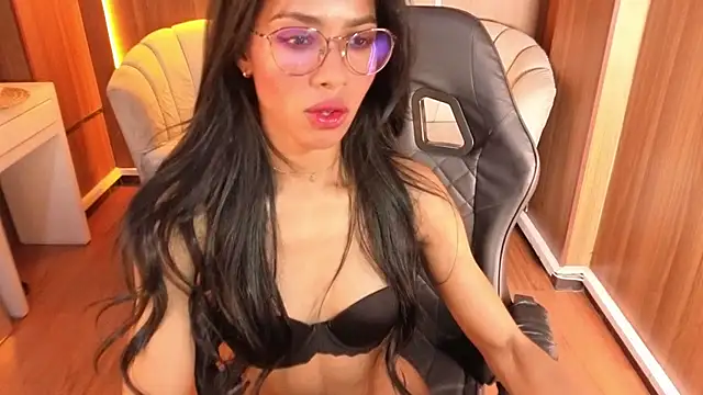 Chat +18 de Alina_b_ ao vivo