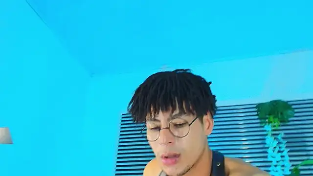 Show modela ThiiagoSaeenz na web-kameri