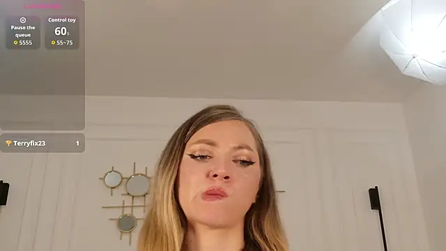 IrisLayne Adlı Modelin Canlı XXX Sohbeti