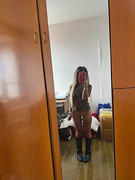 Pertunjukan Kamera Web Thegirlofthemirror
