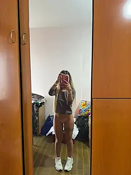 Thegirlofthemirror Show in webcam