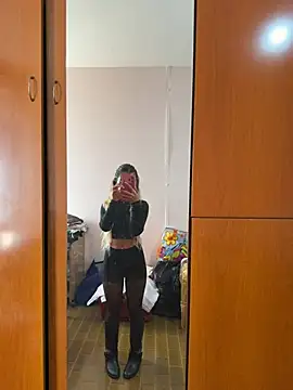Thegirlofthemirrorn Webbikameraesitys