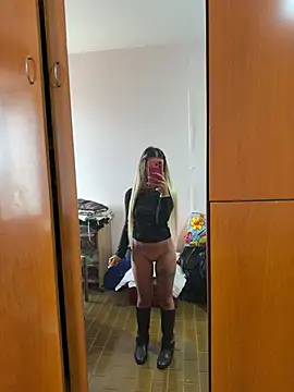 Thegirlofthemirror Show in webcam