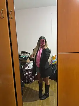 Thegirlofthemirror Show in webcam