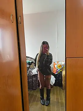 Thegirlofthemirror Show in webcam