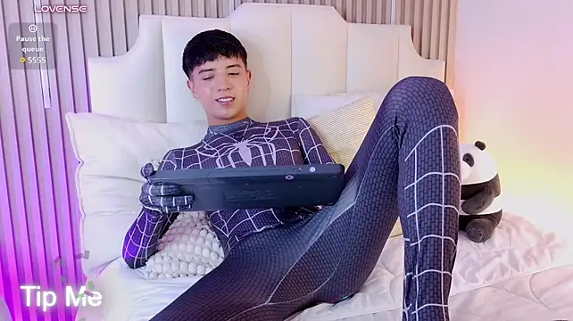 Pertunjukan Kamera Web Keen_Nico