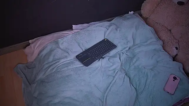 MiaTorres4's Live Chat Room