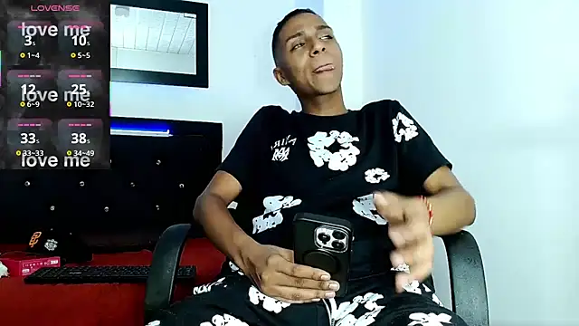 Pokazy przed kamerką – hotboyluxe