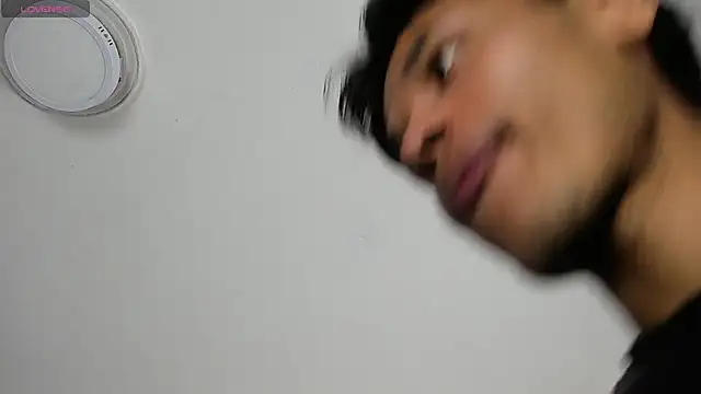 Show modela Alejandroo_Montenegro na web-kameri