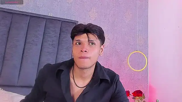 Show modela Alejandroo_Montenegro na web-kameri