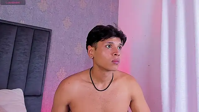 Alejandroo_Montenegro Show Webcam