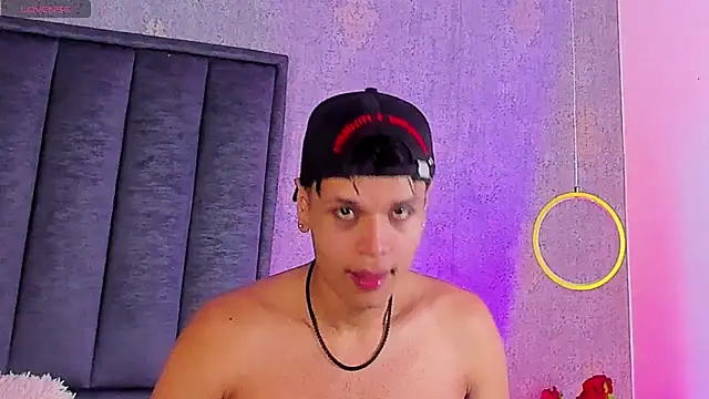 Show modela Alejandroo_Montenegro na web-kameri