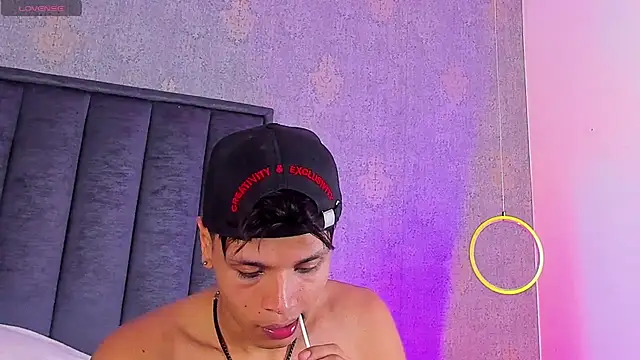 Alejandroo_Montenegro's Webcam Show