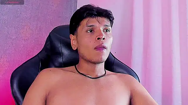 Alejandroo_Montenegro Show Webcam