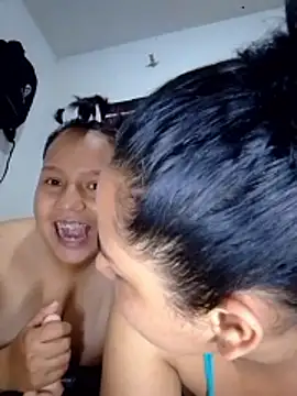 PinkMoonGirls: διαδικτυακό σόου στην κάμερα