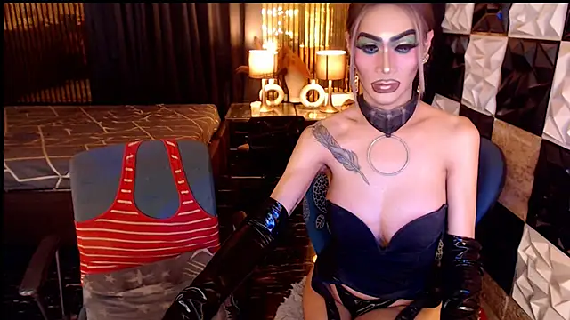 הופעת וובקאם של MonstrousCockDiva
