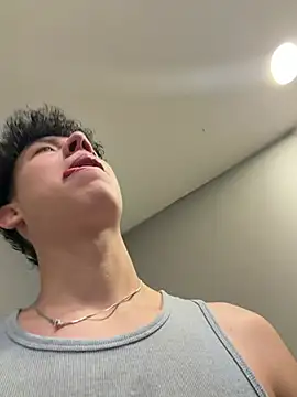 yoursexyjose Show in webcam