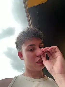 yoursexyjose Show in webcam