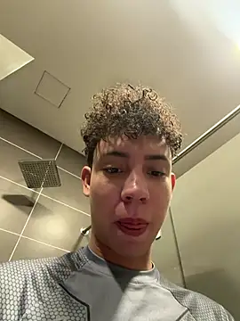 yoursexyjose Show in webcam