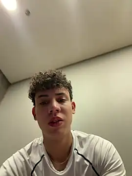 yoursexyjose Show in webcam