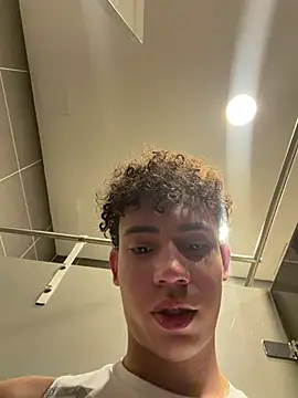 yoursexyjose Show in webcam