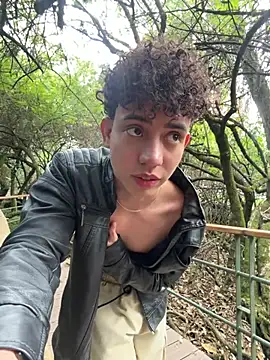 yoursexyjose webcam show