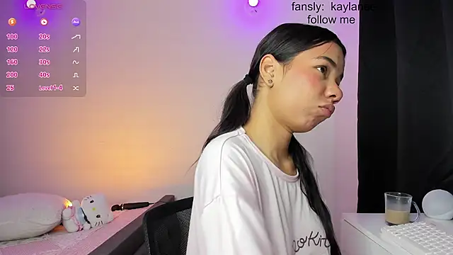 kaylaneee_ Show in webcam