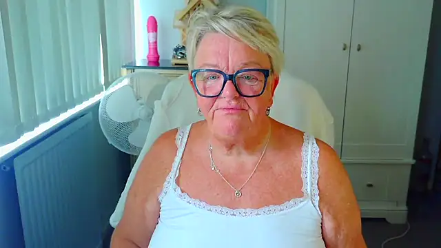 BridgetBlueEyes Show in webcam