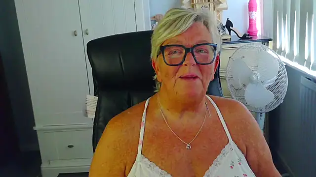BridgetBlueEyes' Live XXX Chat