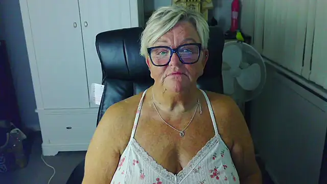 BridgetBlueEyes' Webcam Show