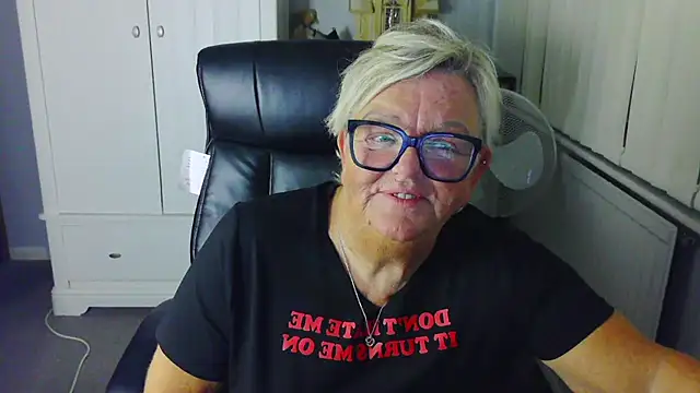 BridgetBlueEyes' Live Sex Cam Show
