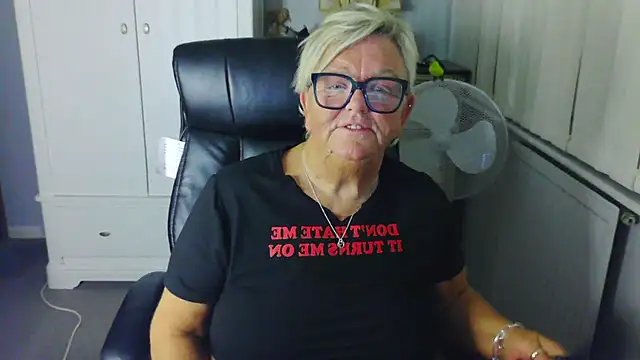 BridgetBlueEyes' Live Sex Cam Show