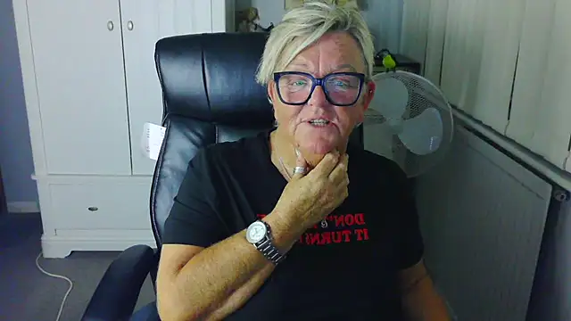 BridgetBlueEyes' Live Chat Room