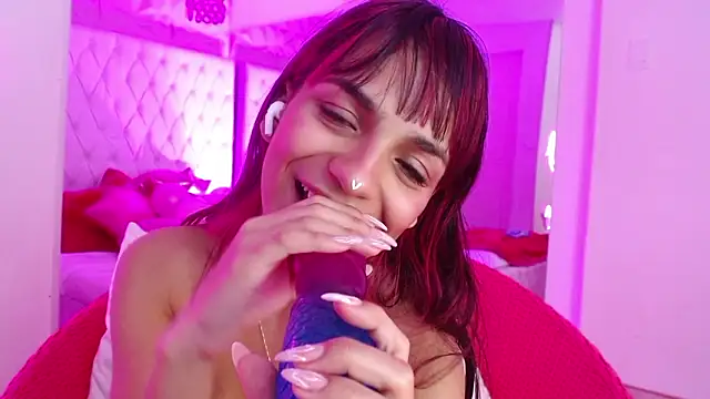 Kitty_madness: διαδικτυακό σόου στην κάμερα