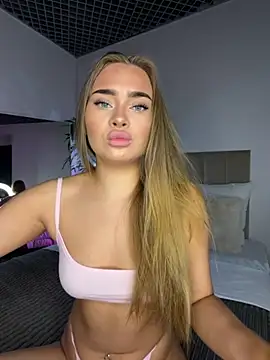 MonicaWestt webcam show