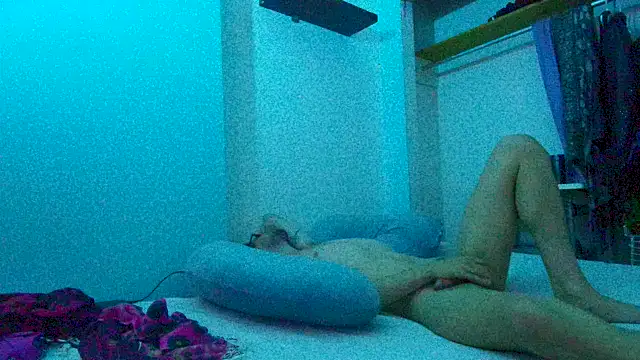 Pokazy przed kamerką – buster_hymen69
