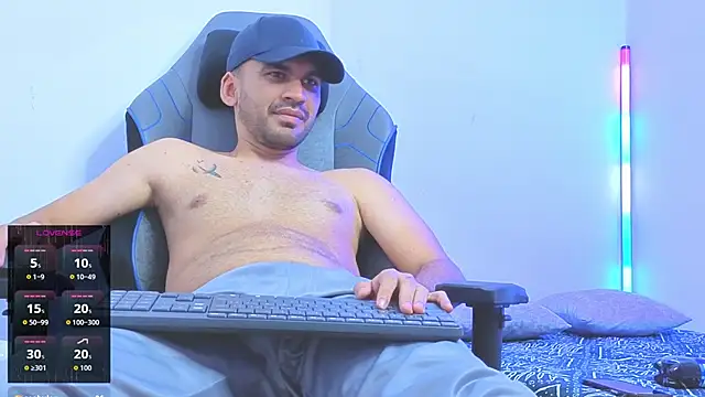 HAMILTONG12 Show in webcam