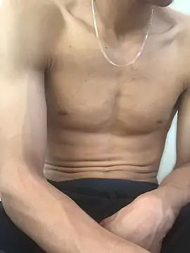 Plxyboi69: διαδικτυακό σόου στην κάμερα
