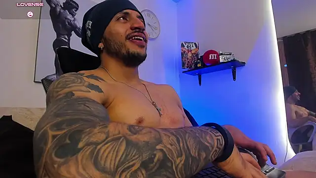LiamReigns_ Show in webcam